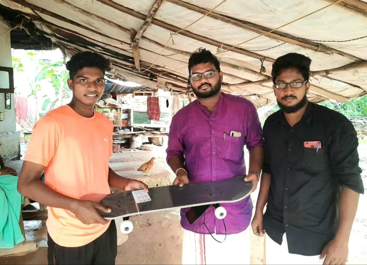 മധുവിന് പുതിയ സ്കേറ്റിംഗ് ബോര്ഡ് കൈമാറുന്നു |ഫോട്ടോ:ശംഭു വി.എസ്.