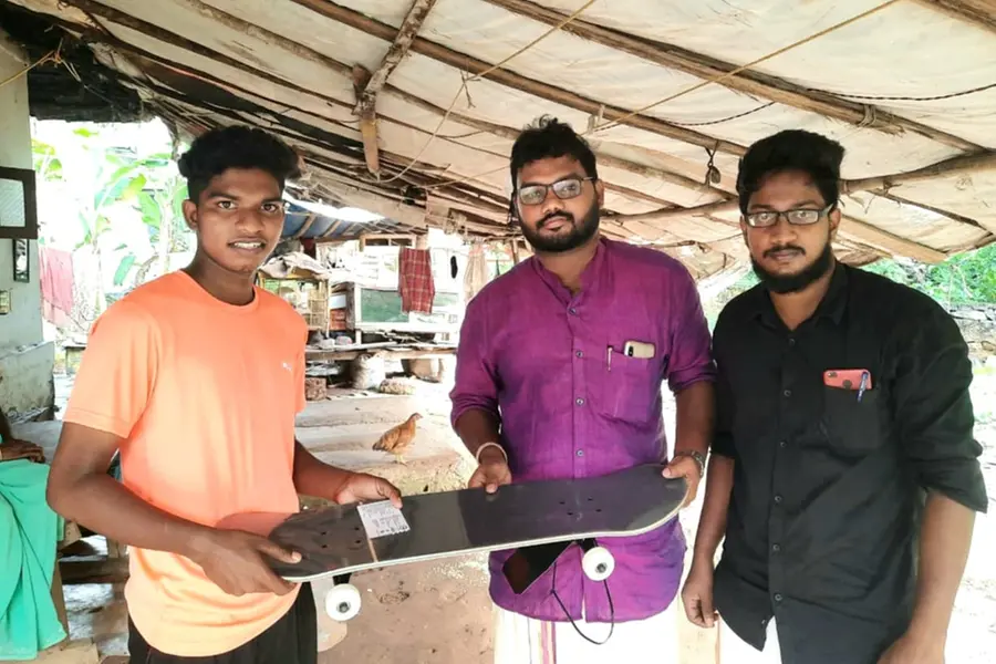 മധുവിന് പുതിയ സ്‌കേറ്റിംഗ് ബോര്‍ഡ് സമ്മാനിച്ച് അമേരിക്കന്‍ മലയാളി