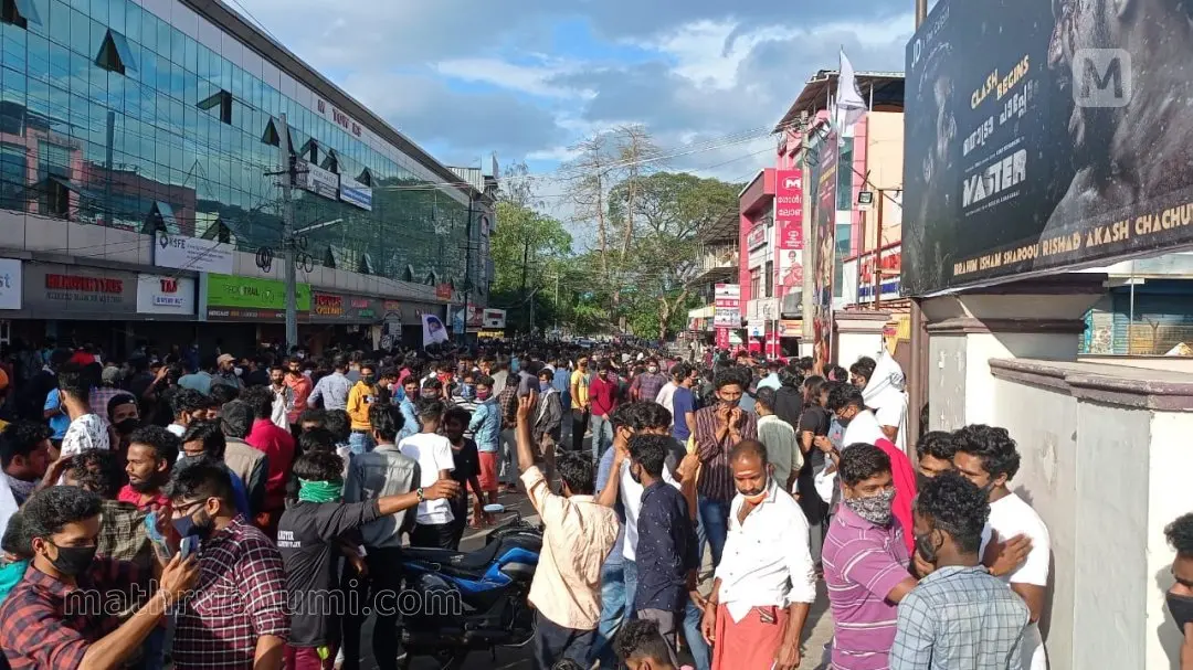 തിയേറ്ററിന് മുന്ന് തടിച്ചുകൂടിയ ആരാധകര് | ഫോട്ടോ:പി.പി.രതീഷ് മാതൃഭൂമി