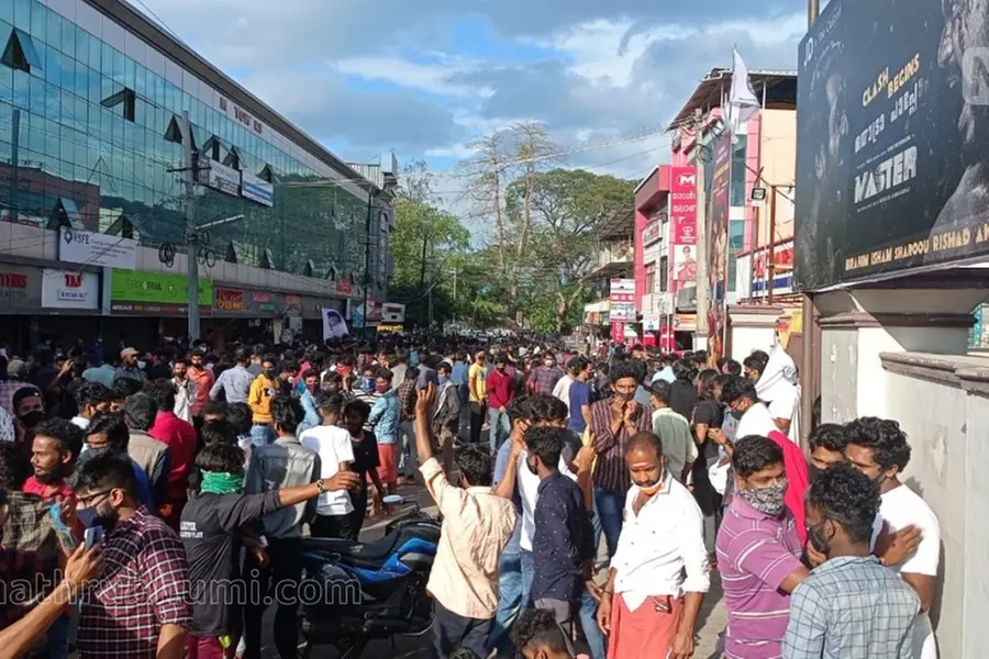 സംസ്ഥാനത്ത് തിയേറ്ററുകള്‍ തുറന്നു; പലയിടത്തും കാണികളുടെ നീണ്ടനിര