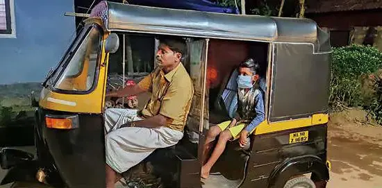 കാളികാവ് ഗ്രാമപ്പഞ്ചായത്ത് പ്രസിഡന്റ് താളിക്കുഴിയില് ഗോപി യാത്രക്കാരുമായി ഓട്ടോ ഓടിക്കുന്നു | ഫോട്ടോ: മാതൃഭൂമി