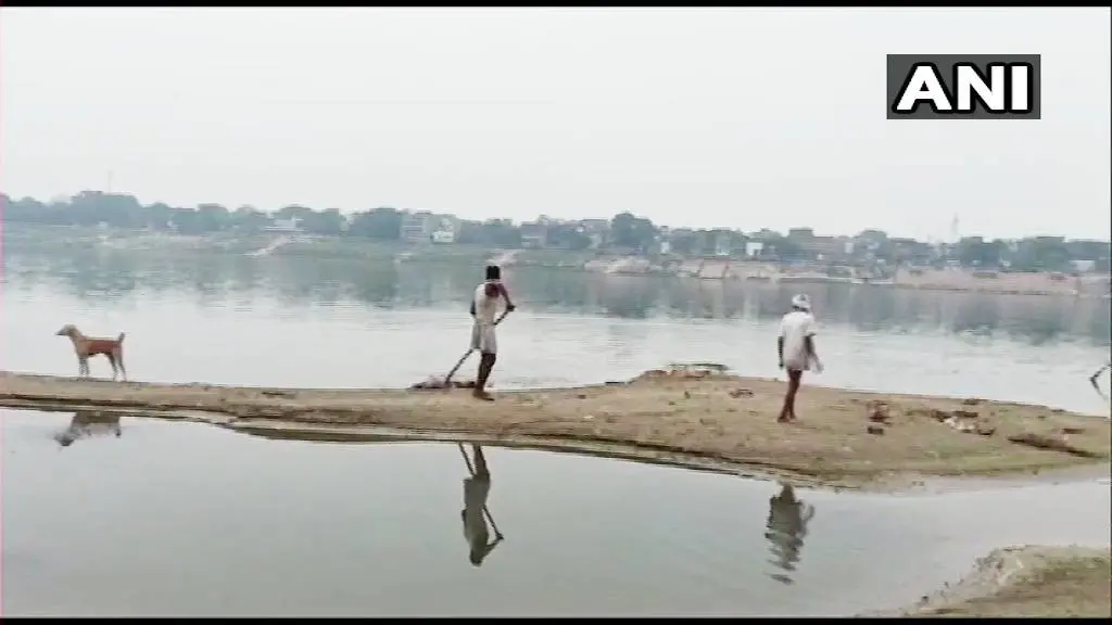 ബല്ലിയയില് മൃതദേഹങ്ങള് കണ്ടെടുക്കുന്നു |ഫോട്ടോ:ANI