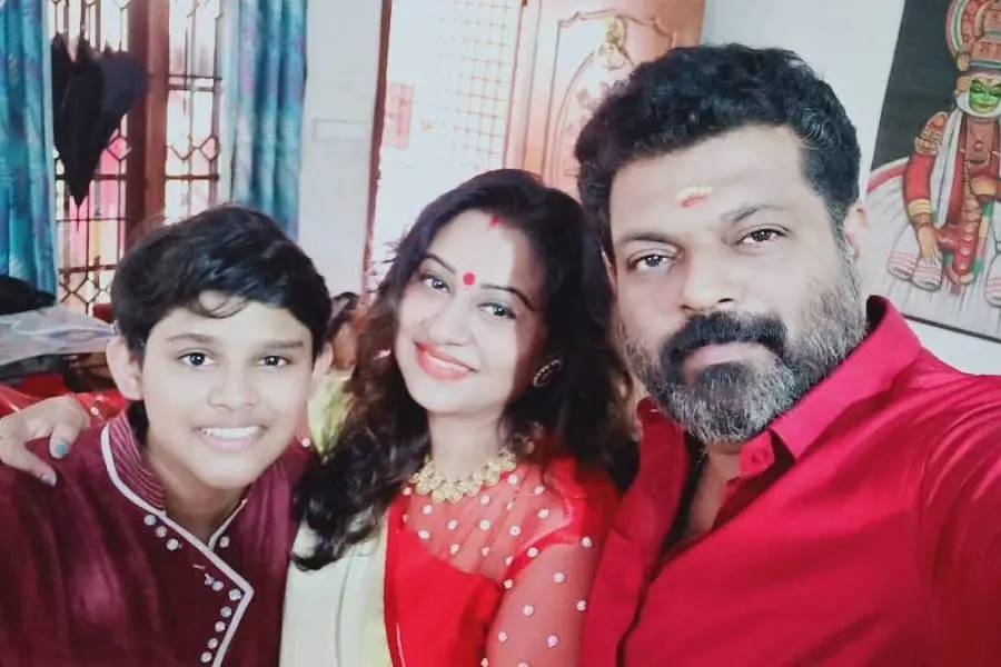എൻ്റെ ബീന കോവിഡ് ബാധിച്ച് ആശുപത്രിയിൽ; കണ്ണീരോടെ മനോജ് കുമാർ