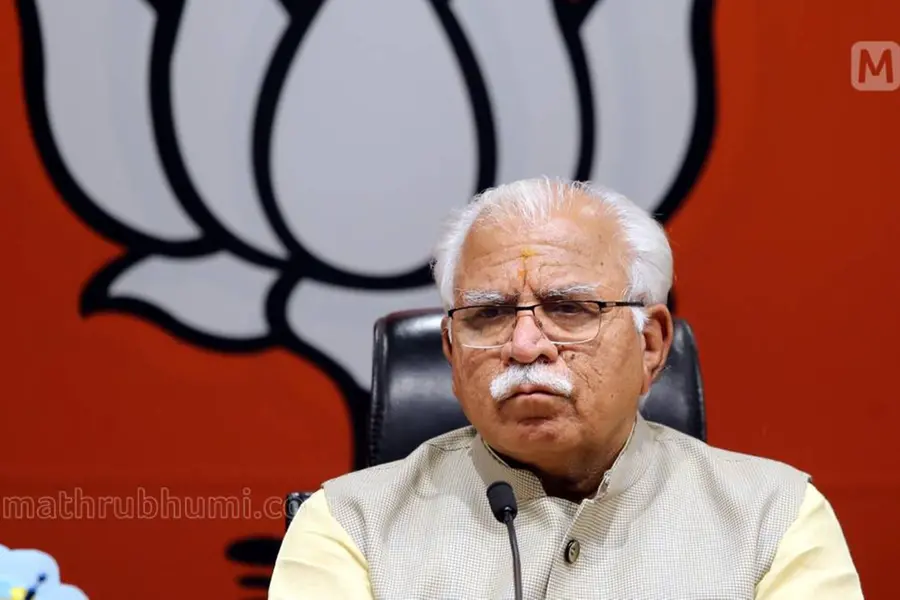 ഡൽഹി വാക്സിനേഷൻ സ്പീഡ് കുറച്ചാൽ ക്ഷാമമുണ്ടാകില്ലെന്ന് ഖട്ടാർ; ജീവനാണ് സംരക്ഷിക്കേണ്ടത്- കെജ്‌രിവാൾ