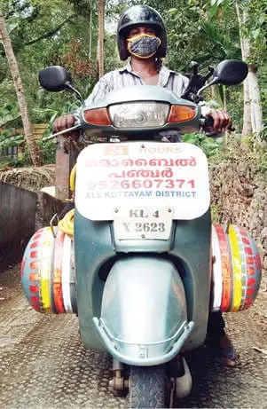 പീറ്റര് തന്റെ മൊബൈല് 'പഞ്ചര്കട' ഘടിപ്പിച്ച സ്കൂട്ടറുമായി | ഫോട്ടോ: മാതൃഭൂമി