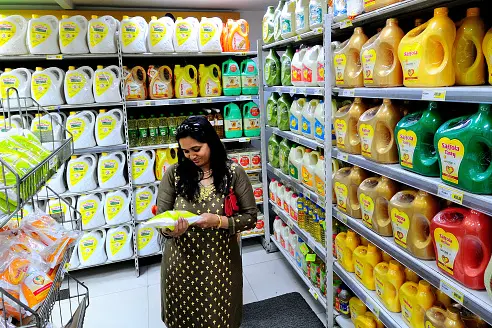 ഭക്ഷ്യഎണ്ണയുടെ ഇറക്കുമതി തീരുവ ഒഴിവാക്കി: പാമോയിൽ, സൺഫ്‌ളവർ ഓയിൽ വില 15 രൂപവരെ കുറയും