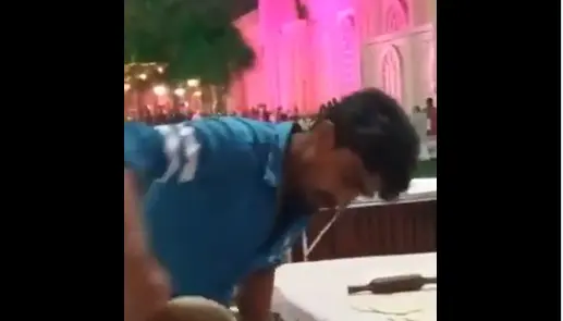 സുഹൈല് പാചകത്തിനിടെ | ഫോട്ടോ: സ്ക്രീൻ ഗ്രാബ് twitter.com|anamikamber