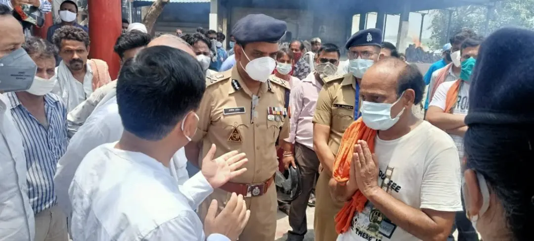 വന്ദന മിശ്രയുടെ ബന്ധുക്കളെ പോലീസ് സന്ദര്ശിച്ചപ്പോള് | Photo: twitter.com|kanpurnagarpol