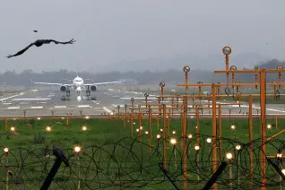 വിമാനം തട്ടിയെടുത്ത് പാകിസ്താനിലേക്ക് കടത്തുമെന്ന് ഭീഷണി; യുവാവ് കസ്റ്റഡിയില്