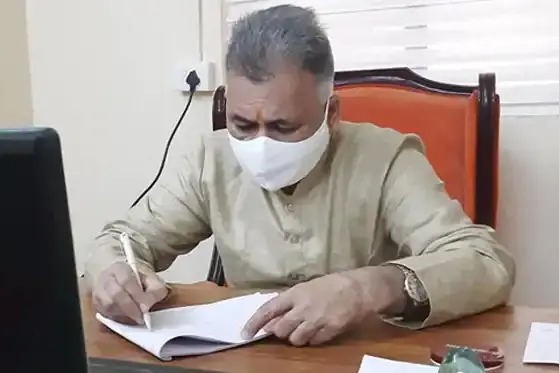 പോയി ചത്തൂടേ...!; അമിത ഫീസില് പരാതി പറയാനെത്തിയ രക്ഷിതാക്കളോട് മന്ത്രിയുടെ ആക്രോശം