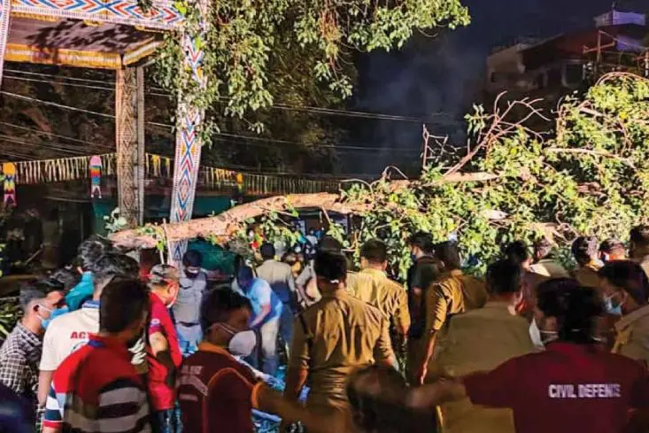 ആല്‍മരം പൊട്ടിവീണുണ്ടായ അപകടം: വെടിക്കെട്ട് ഒഴിവാക്കി, പകല്‍പ്പൂരം ചടങ്ങുമാത്രം