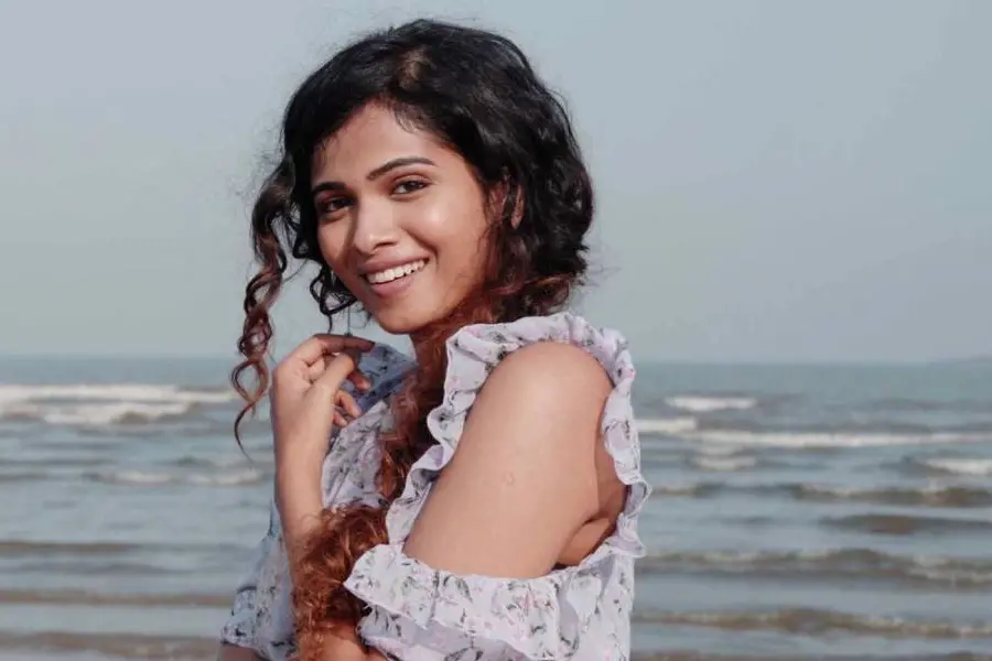 ഓർമകളിലേക്ക് കൂട്ടിക്കൊണ്ട് പോകുന്ന 'വെണ്ണിലാ ചന്ദനക്കിണ്ണം'; കവർ സോങ്ങുമായി സന മൊയ്തൂട്ടി