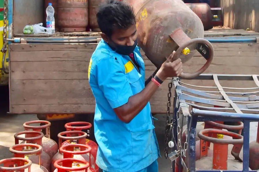 ഒറ്റയടിക്ക് 266 രൂപ കൂട്ടി, വാണിജ്യ സിലിണ്ടര് വിലയിൽ വന് വര്ധനവ്