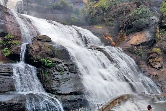 വേനൽ കനത്തു, കുറ്റാലം വെള്ളച്ചാട്ടം ആസ്വദിക്കാൻ സഞ്ചാരികളുടെ തിരക്ക്