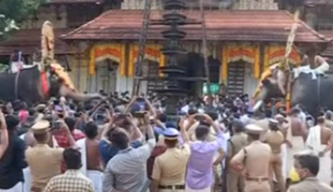 പാറമേക്കാവ്-തിരുവമ്പാടി ഭഗവതിമാര്‍ ഉപചാരം ചൊല്ലി പിരിയുന്നു | Photo:Screengrab