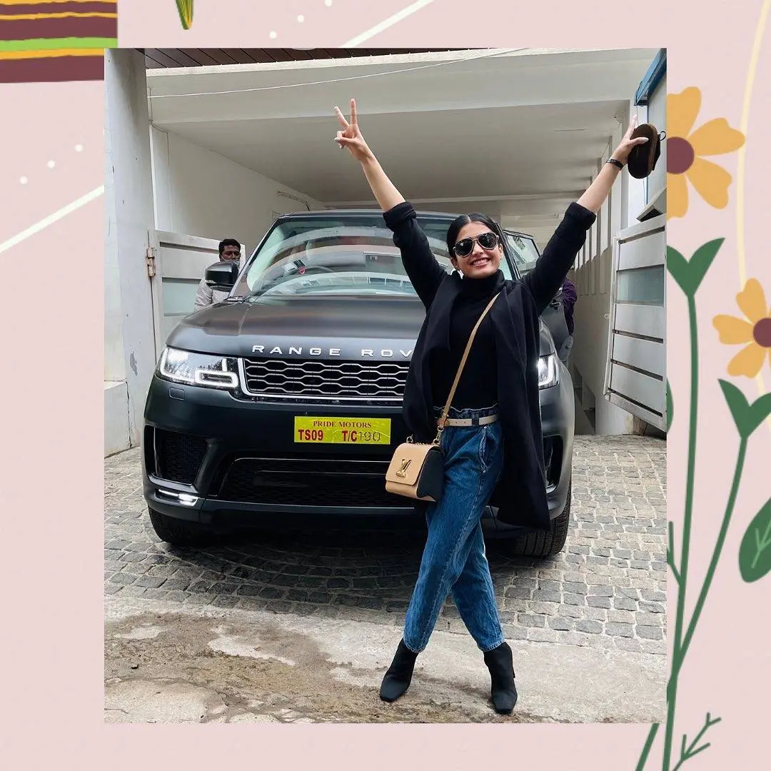 രേഷ്മിക തന്റെ പുതിയ വാഹനത്തിനൊപ്പം | Photo: Instagram| Rashmika Mandanna
