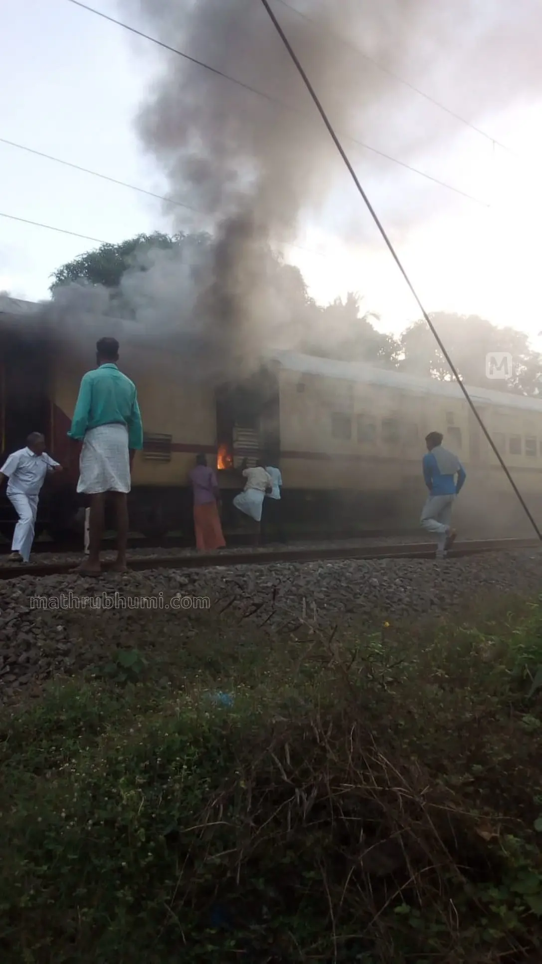 മലബാർ എക്സ്പ്രസ്സ് ലഗ്ഗേജ് വാനിൽ ഉണ്ടായ തീപ്പിടിത്തം | ഫോട്ടോ : special arrangement