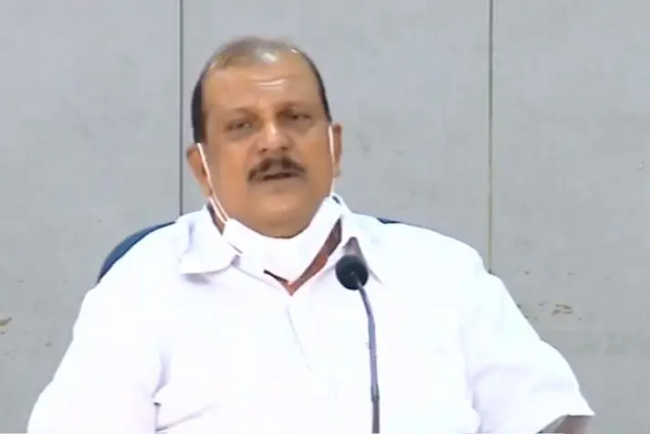 ദുര്‍ബലമായ യുഡിഎഫിനെ ശക്തമാക്കാന്‍ താന്‍ വരുന്നുവെന്ന് പിസി ജോര്‍ജ്; ഉമ്മന്‍ചാണ്ടി മുന്നിലേക്ക് വരണം