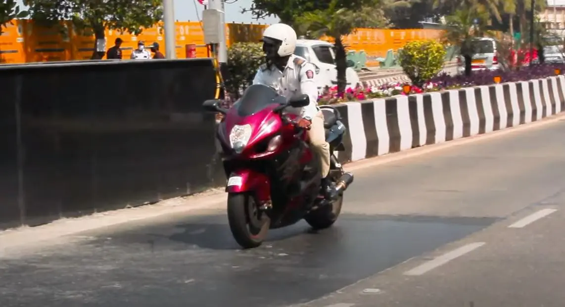 പോലീസ് ഉദ്യോഗസ്ഥന് ഹയാബുസയില് | Photo: CS 12 VLOGS