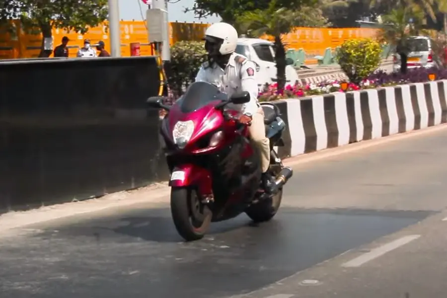 ചെക്കിങ്ങിനിടെ വാഹനപ്രേമം; ഹയാബുസ ഓടിച്ച്‌ പോലീസ് ഉദ്യോഗസ്ഥന്‍ | Video