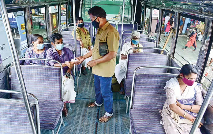 പാലക്കാട് സ്റ്റേഡിയം ബസ്സ്റ്റാന്ഡിലെ സ്വകാര്യ ബസില് യാത്രക്കാരുടെ എണ്ണം കുറഞ്ഞപ്പോള് | ഫോട്ടോ: മാതൃഭൂമി