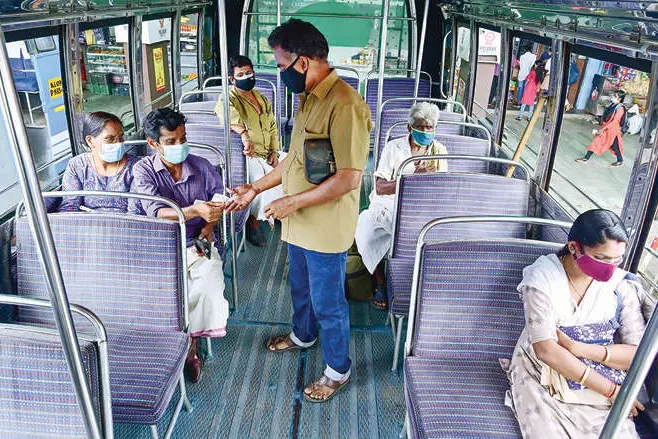 പൊള്ളുന്ന ഇന്ധനവില, യാത്രക്കാരില്ലാത്ത സീറ്റുകള്; ബസോട്ടത്തിന് ബ്രേക്കിട്ട് വീണ്ടും കോവിഡ്