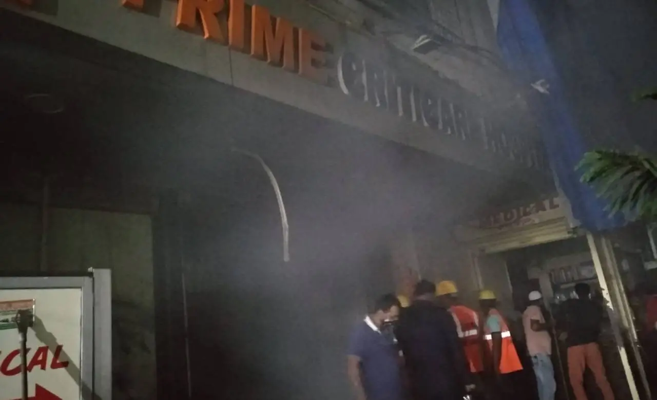 തീയണയ്ക്കാനുള്ള ശ്രമം | photo: ANI
