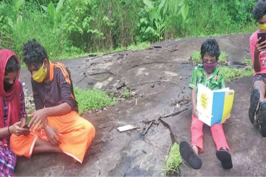 മൊബൈല് ഫോണില് റേഞ്ചില്ല;പാറപ്പുറത്തിരുന്ന് അവര് പ്രവേശനോത്സവം കണ്ടു.