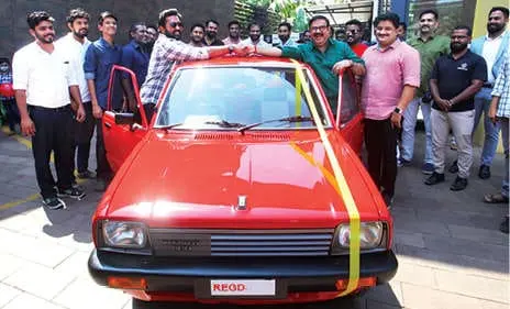 'മഹേഷും മാരുതിയും' എന്ന സിനിമയിലെ കേന്ദ്രകഥാപാത്രമായ 1984 മോഡല് മാരുതി 800 കാര് വാങ്ങാന് മലപ്പുറം പിലാക്കല്ഓണ്റോഡ് ബോഡി ഷോപ്പിലെത്തിയ നടന് ആസിഫ് അലി, നിര്മാതാവ് മണിയന്പിള്ള രാജു, സംവിധായകന് സേതു എന്നിവരടങ്ങിയ സംഘം കാര് ഏറ്റുവാങ്ങുന്നു | ഫോട്ടോ; മാതൃഭൂമി