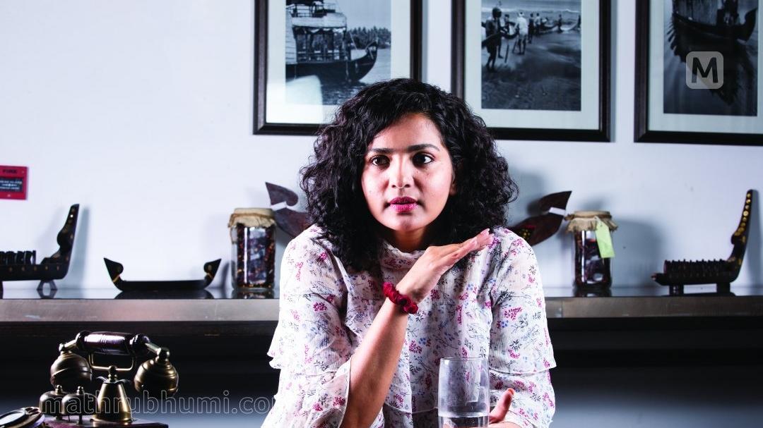Parvathi Reddy വേടന്റെ ക്ഷമാപണ പോസ്റ്റിലെ ലൈക്ക്; വിശദീകരണവുമായി പാര്വതി | Mathrubhumi