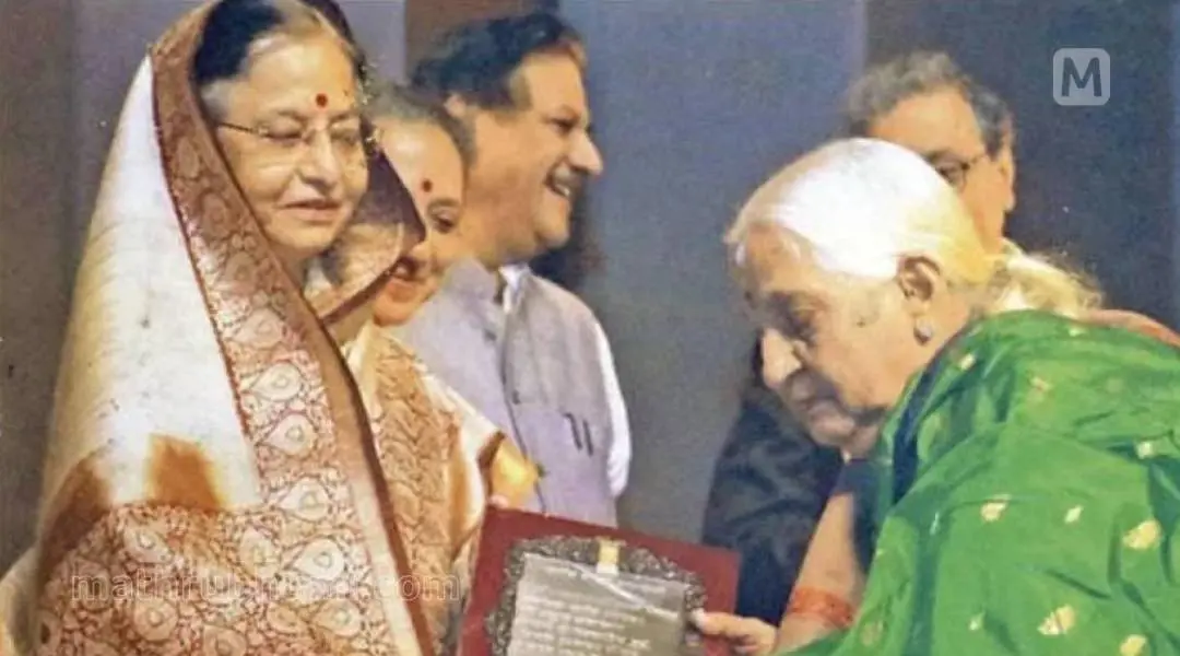 അന്നത്തെ രാഷ്ട്രപതി പ്രതിഭാ പാട്ടീലിൽനിന്ന് പാറശ്ശാല പൊന്നമ്മാൾ പദ്മശ്രീ പുരസ്കാരം സ്വീകരിക്കുന്നു