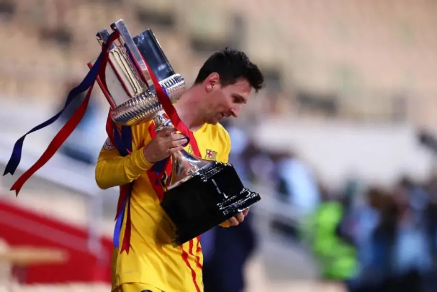 ലയണൽ മെസ്സി കിരീടവുമായി. Photo: Getty Images