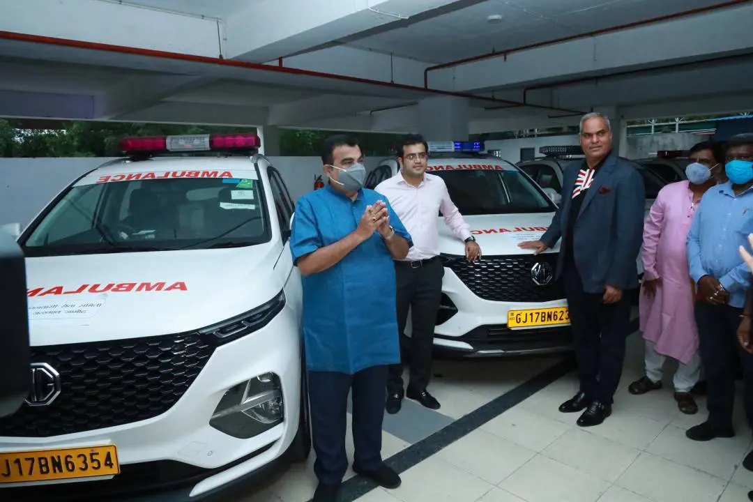 എം.ജി. ഹെക്ടര് ആംബുലന്സുകള് കൈമാറുന്നു | Photo: MG Motors