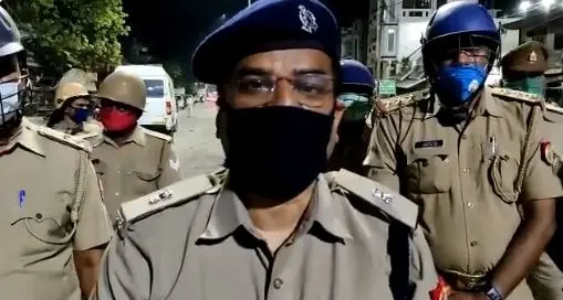 സംഭവത്തെക്കുറിച്ച് മുതിര്ന്ന പോലീസ് ഉദ്യോഗസ്ഥന് പ്രതികരിക്കുന്നു | Twitter.com|unnaopolice