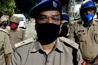 യു.പിയില് കോവിഡ് കര്ഫ്യൂ ലംഘിച്ചതിന് കസ്റ്റഡിയിലെടുത്ത 17-കാരന് മരിച്ചു; പോലീസ് മര്ദിച്ചെന്ന് കുടുംബം