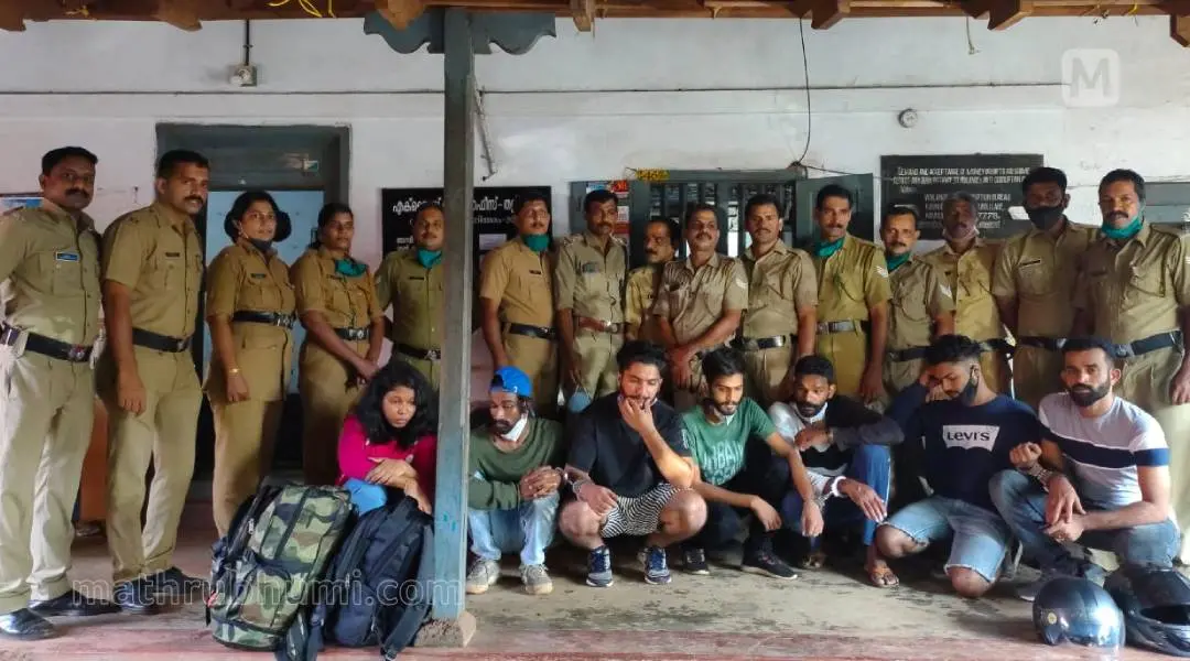 ബക്കളത്തെ ലോഡ്ജില്‍നിന്ന് മയക്കുമരുന്നുമായി അറസ്റ്റിലായ പ്രതികളും പിടികൂടിയ എക്‌സൈസ് സംഘവും | ഫോട്ടോ: മാതൃഭൂമി
