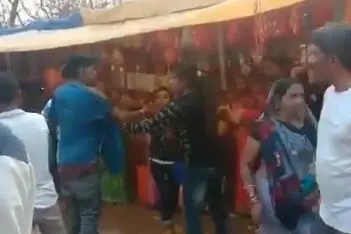 ജീന്‍സ് ധരിച്ചതിന് അശ്ലീല കമന്റ്; ആണ്‍കുട്ടിയെ പൊതിരെ തല്ലി പെണ്‍കുട്ടി | വീഡിയോ
