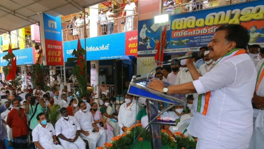 രമേശ് ചെന്നിത്തല കാട്ടക്കടയില് ഐശ്വര്യ കേരള യാത്രയില് സംസാരിക്കുന്നു