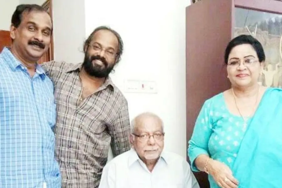 ശരദിന്ദു മലർദീപത്തിലേയ്ക്ക് കയറിവന്ന വിമാനം