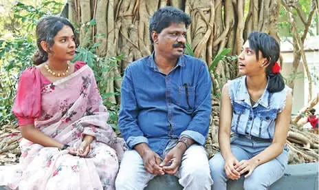 എസ്. ജോസഫ് മക്കളായ സമയയ്ക്കും അലീസിയയ്ക്കുമൊപ്പം മഹാരാജാസ് കോളേജിൽ