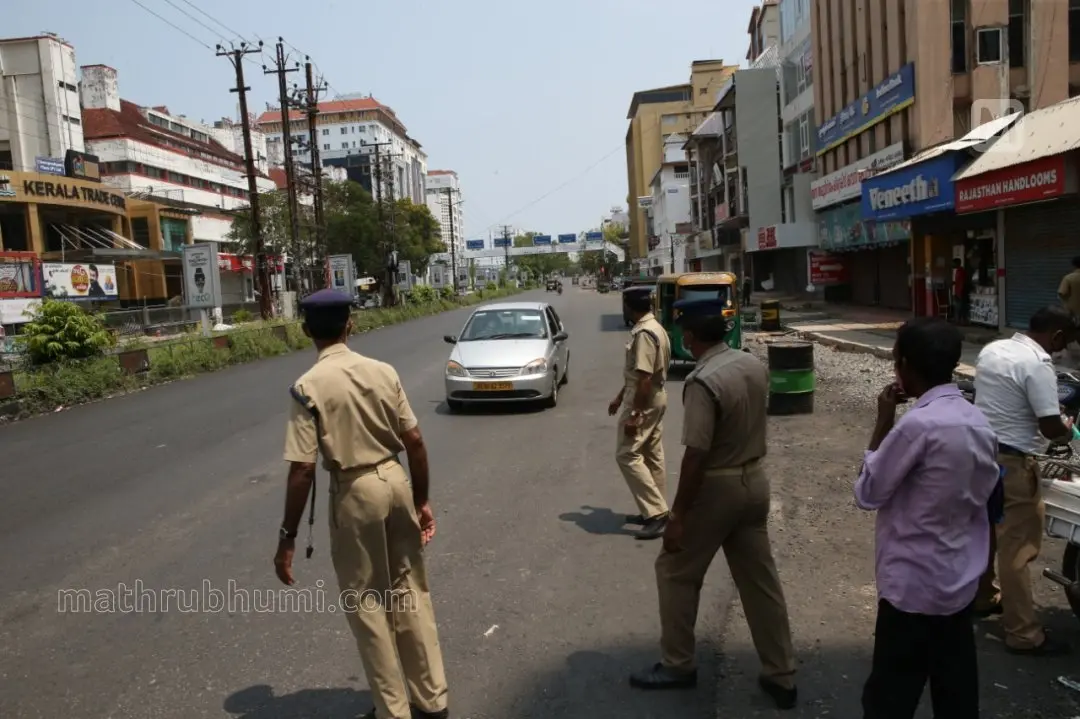 എറണാകുളത്തടക്കം കോവിഡ് വ്യാപനം രൂക്ഷമായതിനെ തുടർന്ന് സർക്കാർ ഏർപ്പെടുത്തിയ ലോക് ഡൗണിനു സമാനമായ നിയന്ത്രണങ്ങളുടെ ഭാഗമായി പോലീസ് നഗരത്തിന്റെ വിവിധ സ്ഥലങ്ങളിൽ പരിശോധന ശക്തമാക്കിയപ്പോൾ. എറണാകുളം മേനക ജംഗ്ഷന് സമീപത്തെ കാഴ്ച | ഫോട്ടോ: ടി.കെ. പ്രദീപ്കുമാർ മാതൃഭൂമി