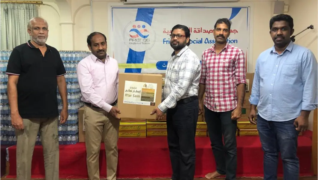 ഫ്രണ്ട്സിന്റെ ഇഫ്താര് കിറ്റ് വിതരണ ഉദ്ഘാടനം പ്രസിഡന്റ് ജമാല് ഇരിങ്ങല് പി.ആര്.വിങ് കണ്വീനര് ഗഫൂര് മൂക്കുതലക്ക് നല്കി ഉദ്ഘാടനം ചെയ്യുന്നു