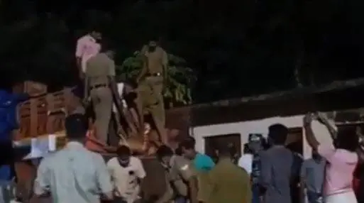 വന് സ്ഫോടകവസ്തു ശേഖരം പാലക്കാട്ട് പിടികൂടിയപ്പോള്. | screengrab - Mathrubhumi news