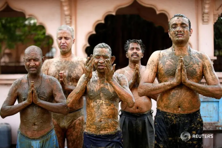 കോവിഡിനെതിരെ ചാണകവും മൂത്രവും ശരീരത്തില് പൊതിഞ്ഞ് ചികിത്സ; അപകട മുന്നറിയിപ്പ് നല്കി വിദഗ്ധർ