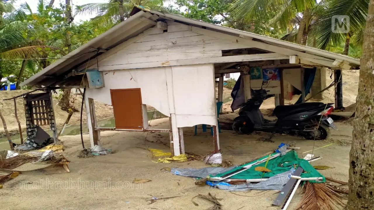ചെല്ലാനത്ത് കടല്‍ക്ഷോഭത്തില്‍ തകര്‍ന്ന വീട്