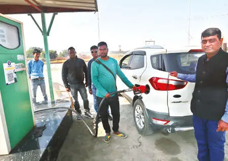 റാഞ്ചിയിലെ ബയോഫ്യൂവല് പമ്പില് വാഹനങ്ങളില് ബയോഡീസല് നിറയ്ക്കുന്നു. സമീപം വിശാല് പ്രസാദ് ഗുപ്ത |ഫോട്ടോ: സാബു സ്കറിയ