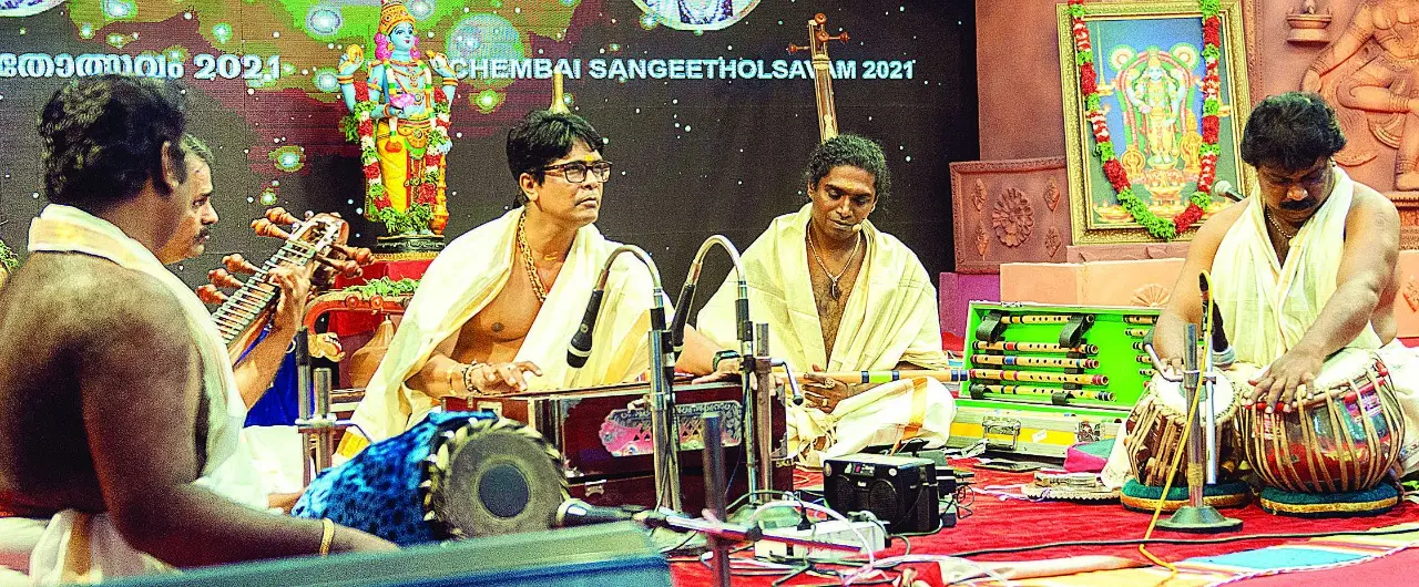 ഗുരുവായൂർ ചെമ്പൈ സംഗീതോത്സവം സ്പെഷ്യൽ കച്ചേരിയിൽ പ്രകാശ് ഉള്ളേരി ഹാർമോണിയം വായിക്കുന്നു