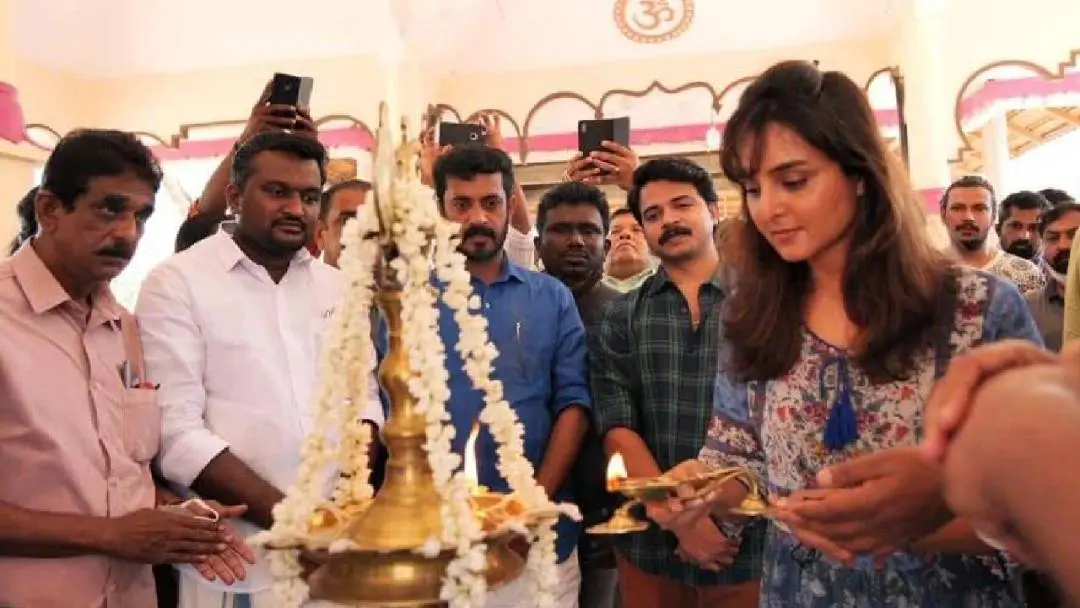 മഞ്ജു വാര്യര് ഭദ്രദീപം തെളിയിക്കുന്നു
