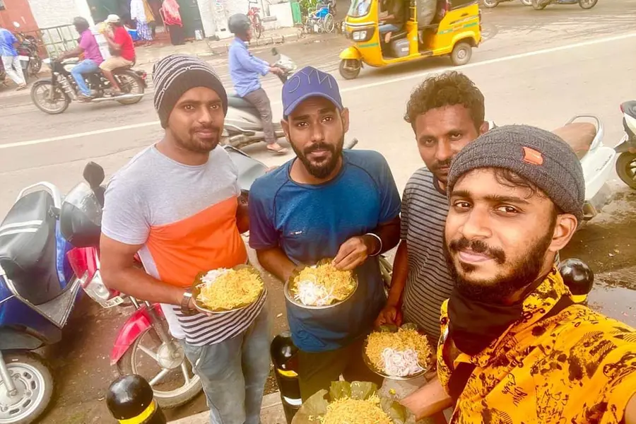 വഴി പറഞ്ഞ് പറ്റിച്ച ഡ്രൈവർ, സഹായവുമായെത്തിയ അണ്ണനും ഫാദറും; ഓൾ ഇന്ത്യ ഹിച്ച് ഹൈക്കുമായി മലയാളികൾ