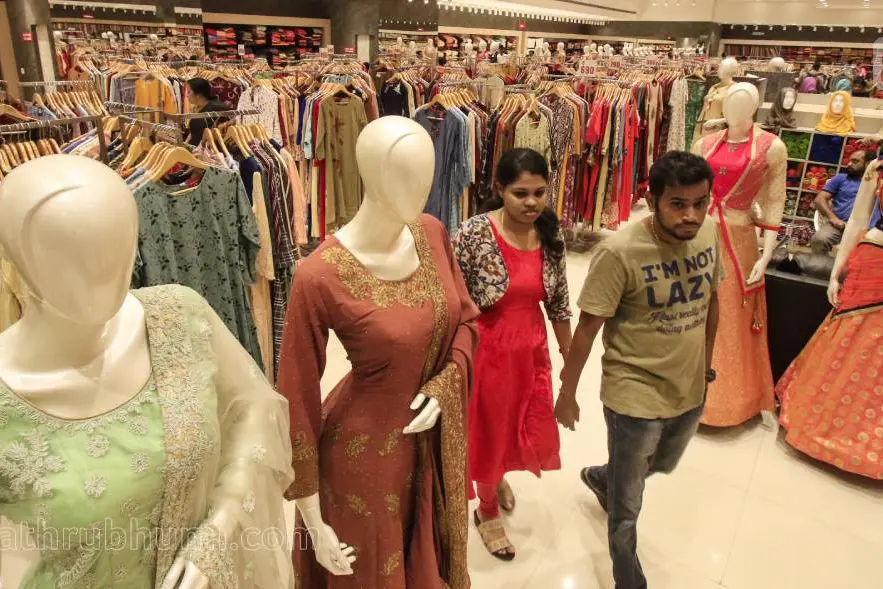 ജിഎസ്ടി കൂട്ടി: തുണിത്തരങ്ങൾക്കും ചെരുപ്പിനും ജനുവരി മുതൽ വിലകൂടും